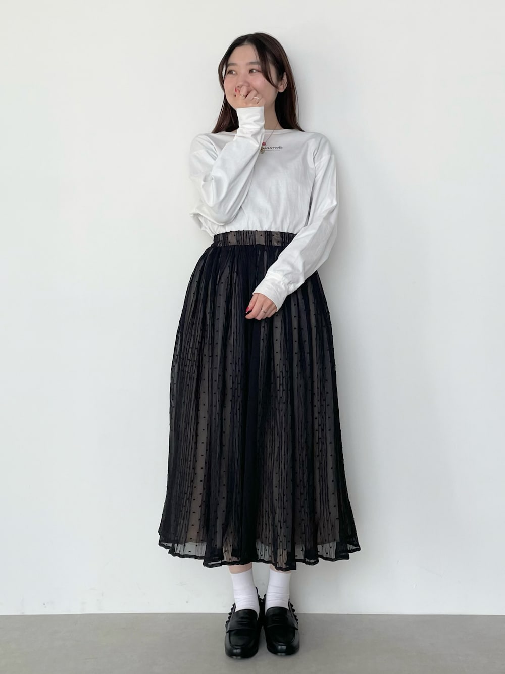 「プリントT、ロゴT、ロンT、ロングスカート、チュールスカート、ドット、ローファー、ローファー×靴下、今日のコーデ、骨格ナチュラル、ootd、おしゃれさんと繋がりたい、春服デビュー宣言」｜「MIRO AMURETTEのEternel rose t-shirt（Tシャツ/カットソー、ホワイト系）」を使った、YUKAさん（レディース・160cm）の春コーディネートの1枚目の写真