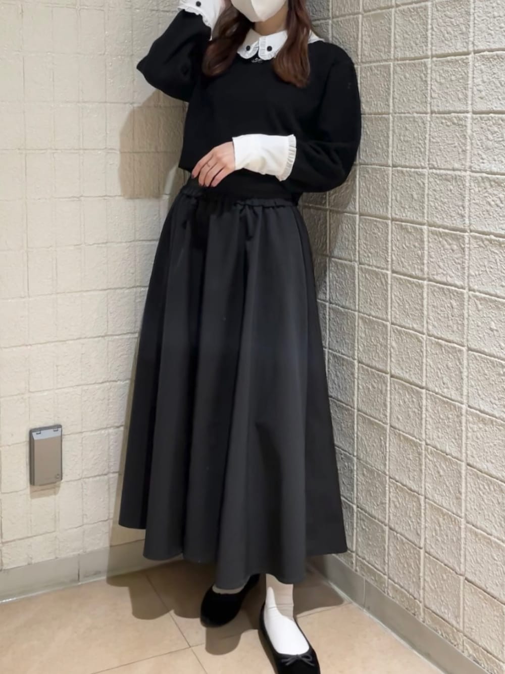 「オトナ女子、今日のコーデ、クリスマスに着たい服、ガーリー、ロングスカート、ブラックコーデ、miroamurette、160cm、骨格ナチュラル、付け襟、大人フェミニン、コルセットスカート、フレアスカート」｜「MIRO AMURETTEのmultiway Mlogo knit（ニット/セーター、ブラック系）」を使った、YUKAさん（レディース・160cm）の冬コーディネートの1枚目の写真