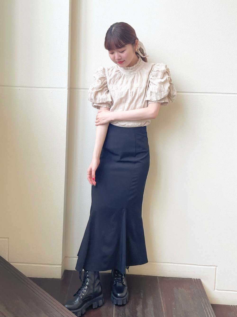 ベージュ系のシャツ/ブラウス、ブラック系のブーツ、ブラック系のスカートを着用したレディースの夏コーディネートの1枚目の写真