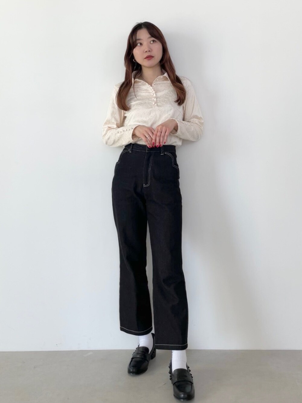 「サテンシャツ、デニム、デニムコーデ、ローファー、骨格ナチュラル、おしゃれさんと繋がりたい、今日のコーデ、ootd、春服」｜「MIRO AMURETTEのfleurir shirt blouse（シャツ/ブラウス、ベージュ系）」を使った、YUKAさん（レディース・160cm）の春コーディネートの1枚目の写真