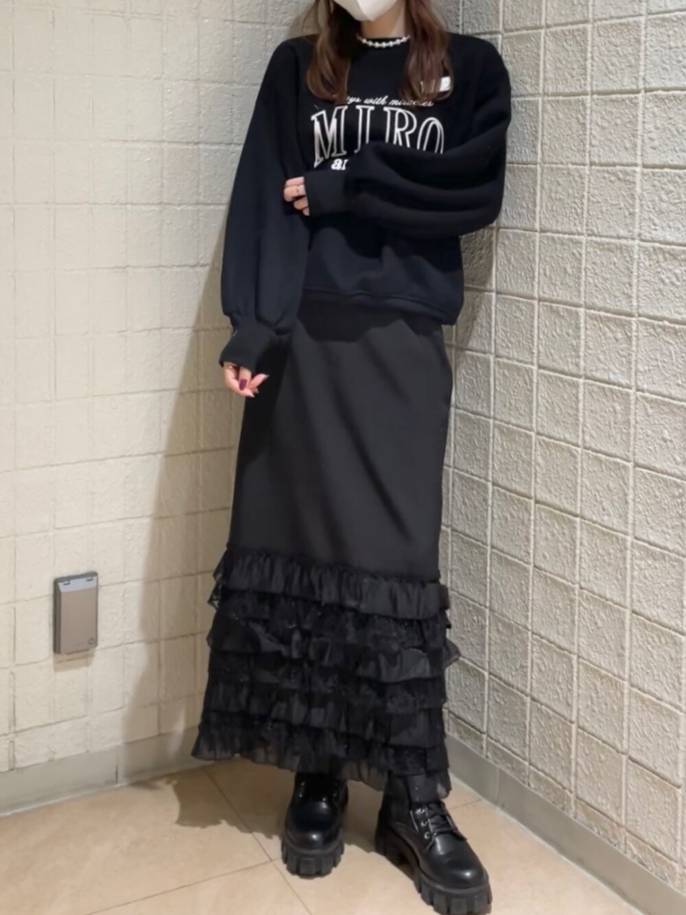 「大人カジュアル、オールブラック、ブラック、骨格ナチュラル、スエット、ロングスカート、レースアップシューズ、冬コーデ、おしゃれさんと繋がりたい、シンプルスタイル、ブーツ、ootd、秋冬コーデ、ロゴスウェット」｜「MIRO AMURETTEのアイテム（スウェット、ブラック系）」を使った、YUKAさん（レディース・160cm）の冬コーディネートの1枚目の写真