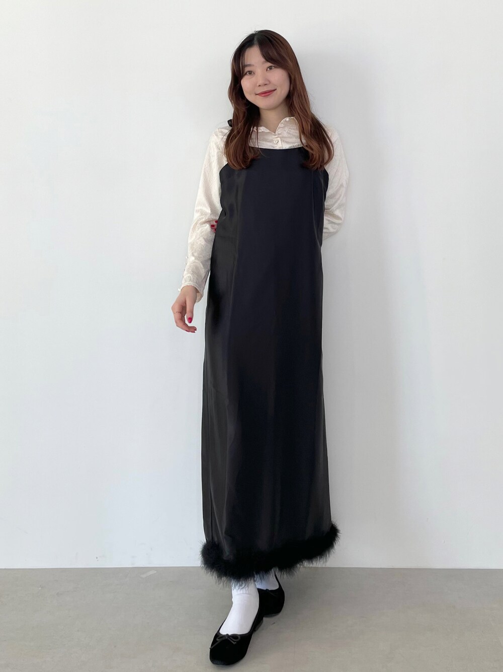 「休日スタイル、お出かけコーデ、私の推しブランド、キャミワンピ、ロングワンピース、ファー、骨格ナチュラル、ootd、サテンワンピース」｜「MIRO AMURETTEのdressy fur cami onepiece（ワンピース、ブラック系）」を使った、YUKAさん（レディース・160cm）の冬コーディネートの1枚目の写真