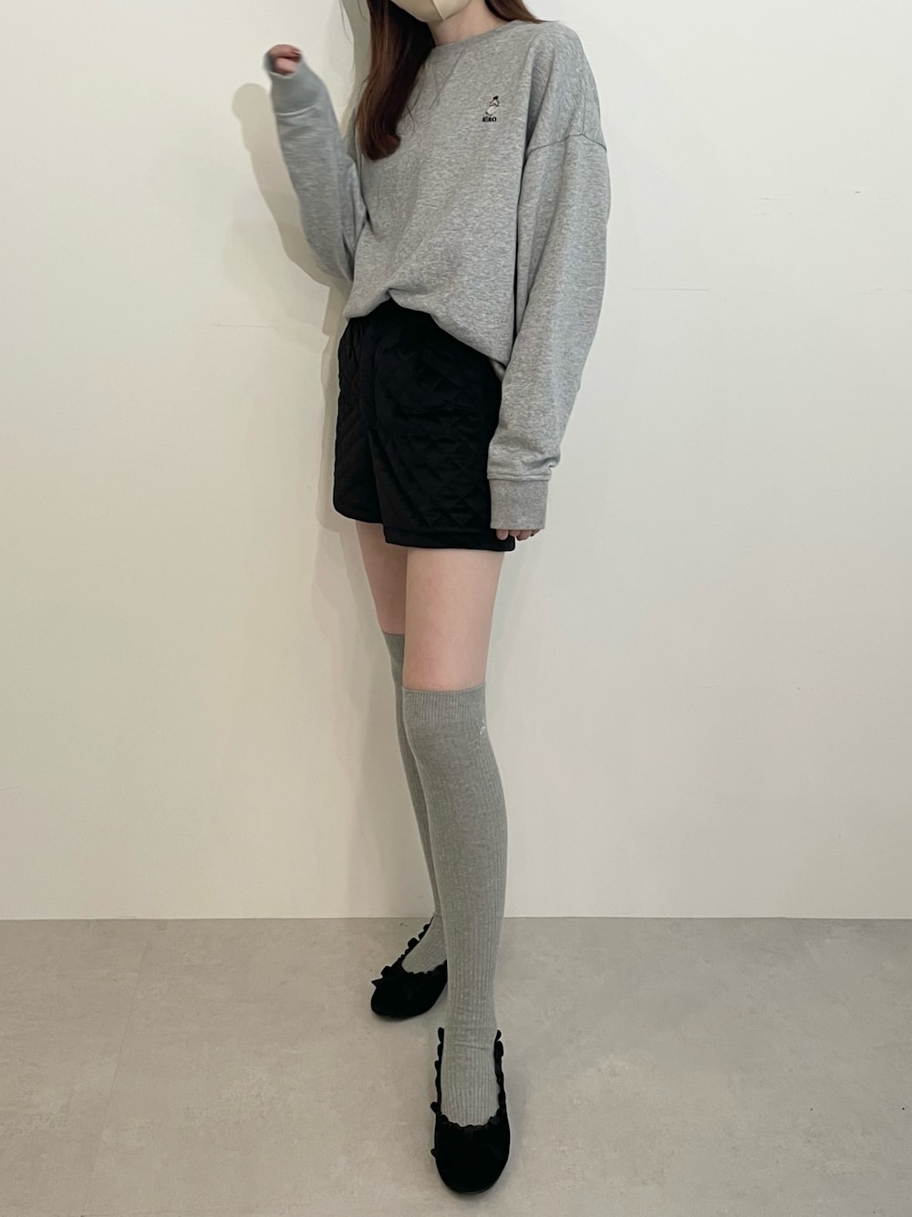 「カジュアルコーデ、オトナ女子、お洒落さんとつながりたい、スエット、ニーハイソックス、ショートパンツ、お出かけコーデ、秋ルック紹介するよ、骨格ナチュラル」｜「MIRO AMURETTEのアイテム（スウェット、グレー系）」を使った、YUKAさん（レディース・160cm）の秋コーディネートの1枚目の写真