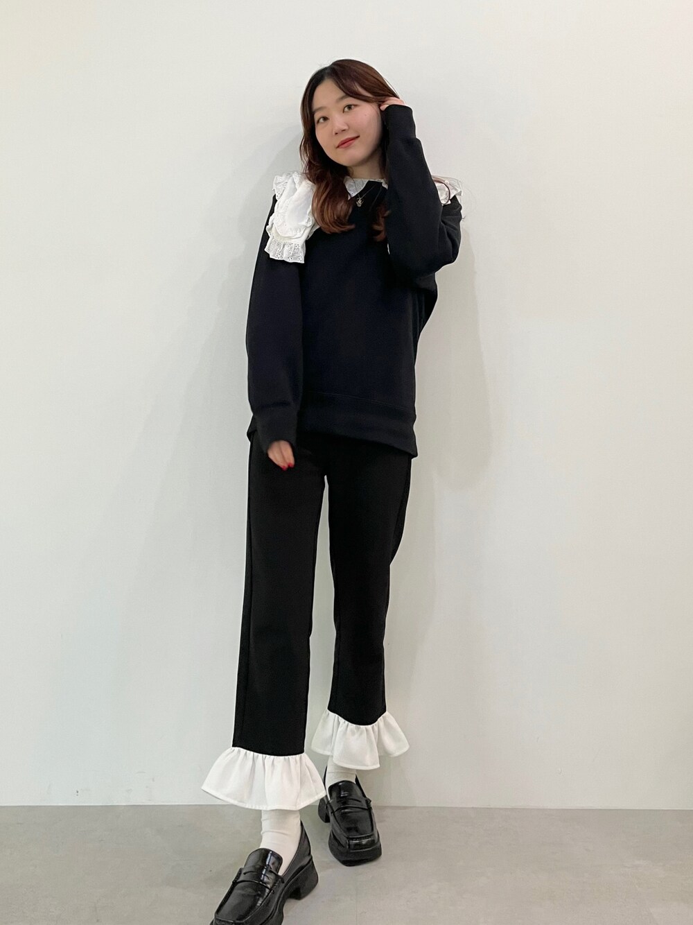 「UNIQLO、着回しコーデ、襟付きトップス、スエット、重ね着、スラックス、ローファー、骨格ナチュラル、モノトーン」｜「MIRO AMURETTEのRetro modern scarf tie blouse（シャツ/ブラウス、ホワイト系）」を使った、YUKAさん（レディース・160cm）の冬コーディネートの1枚目の写真