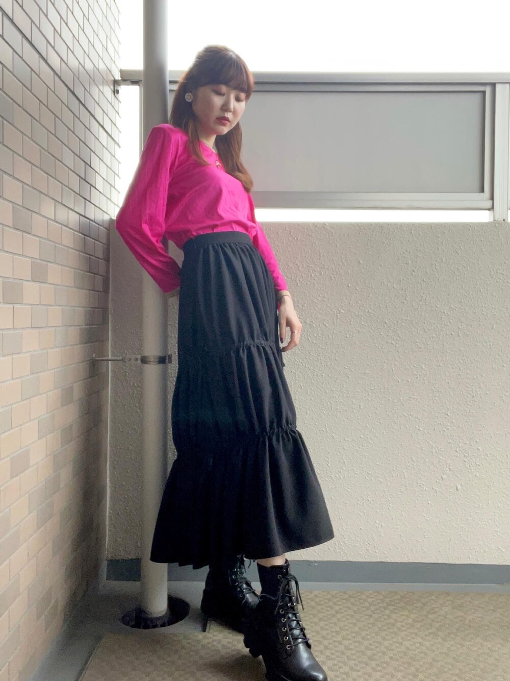 「160㎝、お出かけコーデ、大人コーデ、お洒落さんとつながりたい、ヴィンテージ、ロングスカート、miroamurette、ブラックコーデ、casual、girly、休日スタイル、オトナカワイイ、古着MIX、ビビッドカラー」｜「ysl vintageのアイテム（トップス、ピンク系）」を使った、YUKAさん（レディース・160cm）の夏コーディネートの1枚目の写真