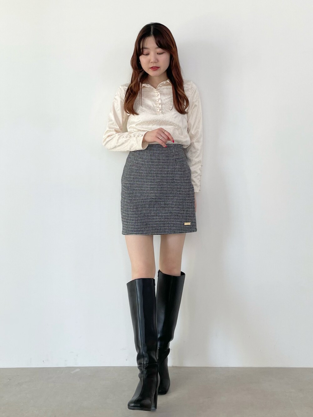 「ミニスカート、千鳥柄、ポロシャツ、サテン、ロングブーツ、春コーデ、骨格ナチュラル、ootd、タイトスカート、今日のコーデ、お出かけコーデ」｜「MIRO AMURETTEのfleurir shirt blouse（シャツ/ブラウス、ベージュ系）」を使った、YUKAさん（レディース・160cm）の冬コーディネートの1枚目の写真