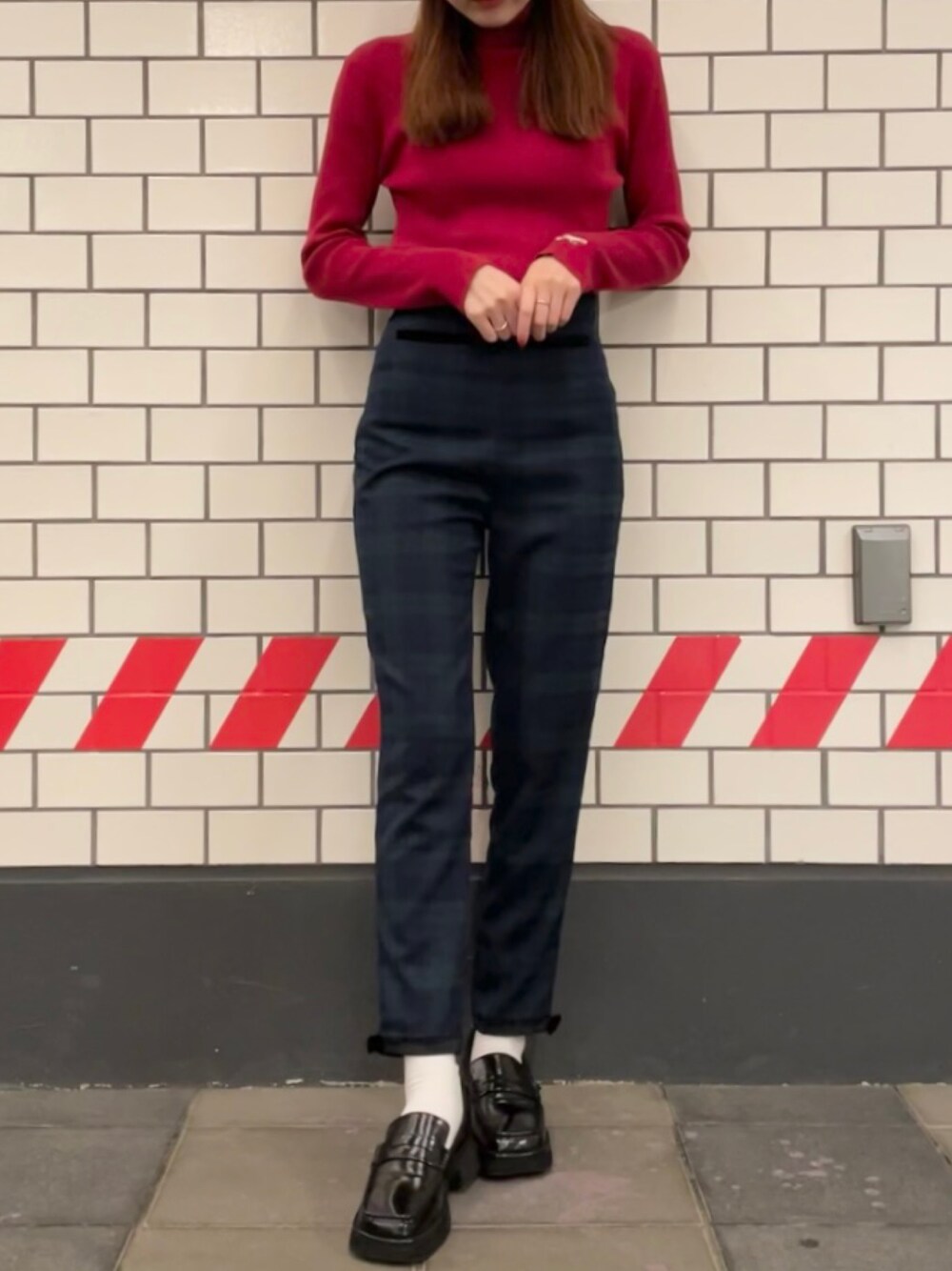 「秋コーデ、チェックパンツ、ロンドンガール、タートルネック、ベレー帽、160㎝、miroamurette」｜「MIRO AMURETTEのアイテム（ニット/セーター、レッド系）」を使った、YUKAさん（レディース・160cm）の秋コーディネートの1枚目の写真