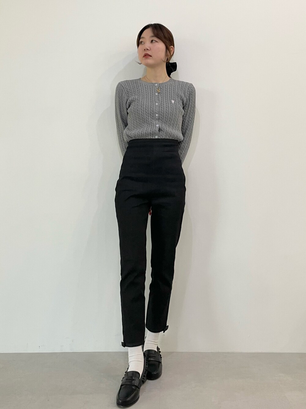 「デニム、カーディガン、カジュアルコーデ、ローファー、骨格ナチュラル、今日のコーデ、ootd、大人カジュアル」｜「MIRO AMURETTEのアイテム（トップス、グレー系）」を使った、YUKAさん（レディース・160cm）の冬コーディネートの1枚目の写真