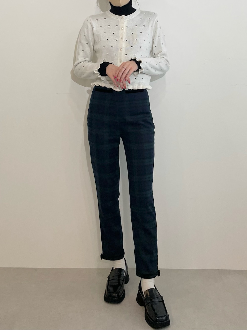 「160㎝、miroamurette、カーディガン、チェックパンツ、ロンドンガール、秋服、パンツスタイル、AW、スクエアトゥ、チェック」｜「MIRO AMURETTEのアイテム（カーディガン/ボレロ、ホワイト系）」を使った、YUKAさん（レディース・160cm）の秋コーディネートの1枚目の写真