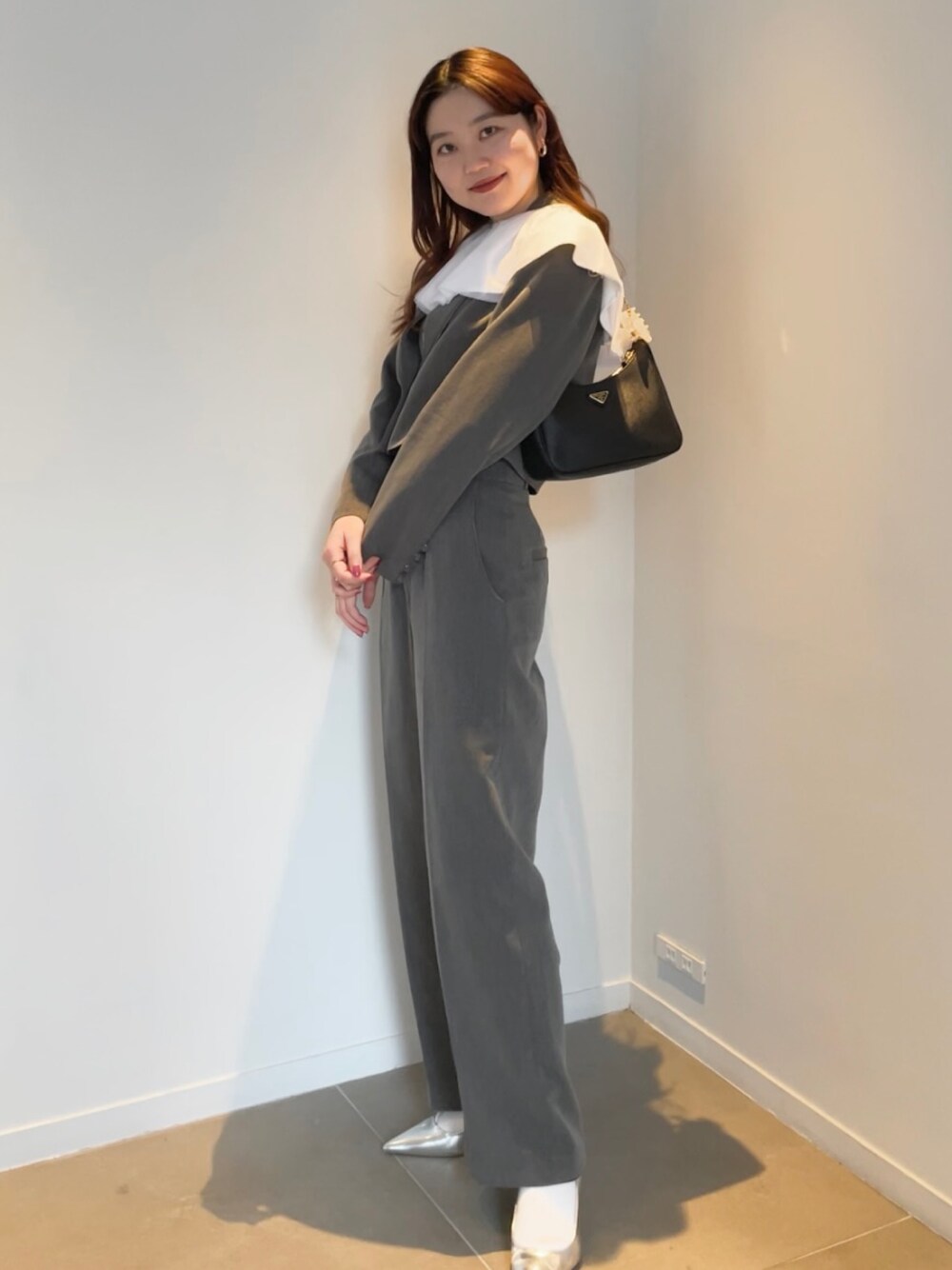 「春コーデ、オトナカジュアル、セットアップ、セットアップスタイル、ジャケット、シルバー、付け襟、ootd、今日のコーデ、骨格ナチュラル、春服デビュー宣言」｜「PRADAのアイテム（バッグ、ブラック系）」を使った、YUKAさん（レディース・160cm）の春コーディネートの1枚目の写真