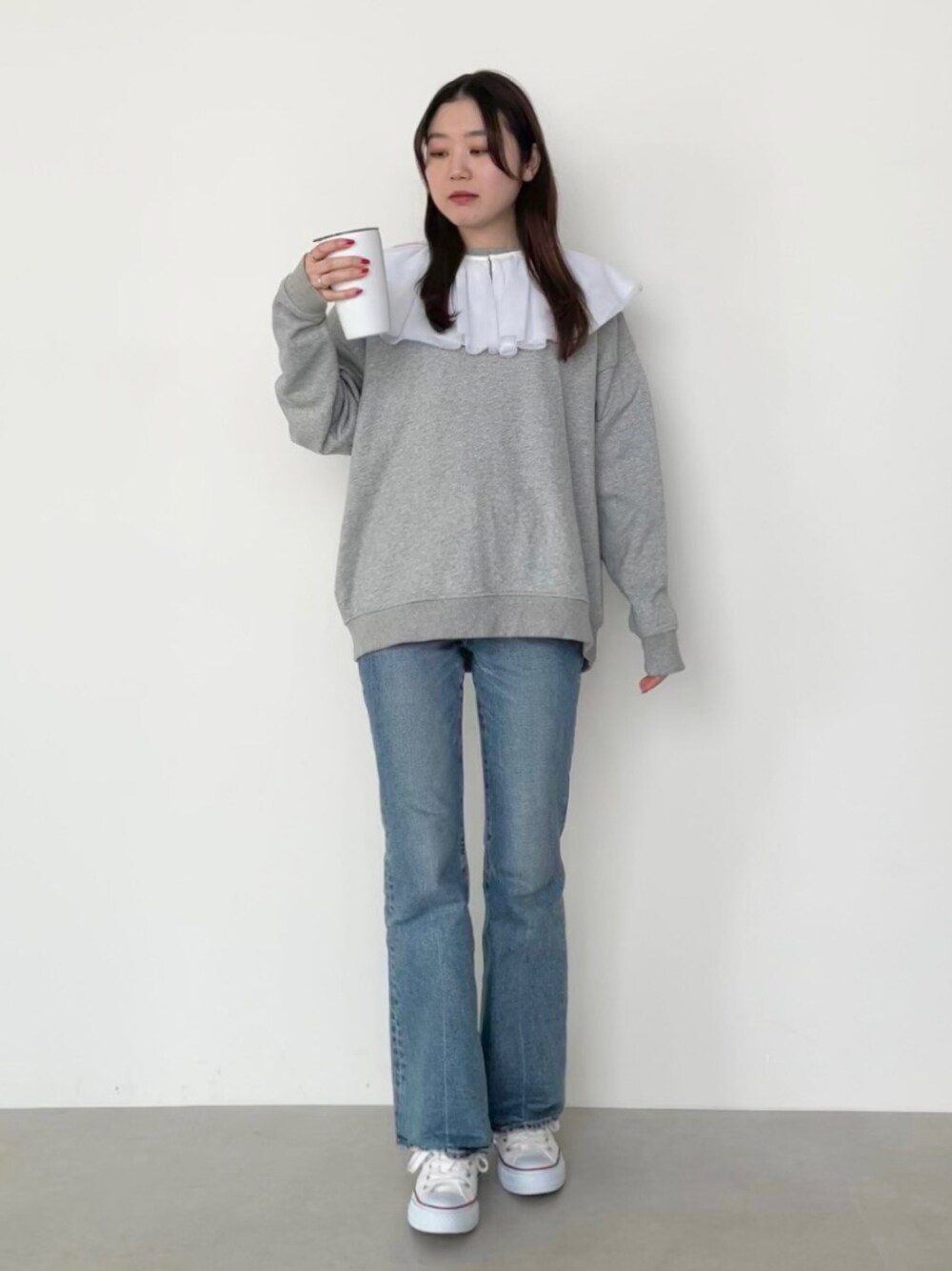 「春服デビュー宣言、スエット、デニム、デニムパンツ、ラクチンコーデ、カジュアル、スニーカーコーデ、付け襟、今日のコーデ、ootd、骨格ナチュラル」｜「MIRO AMURETTEのniwatori over sweat（スウェット、グレー系）」を使った、YUKAさん（レディース・160cm）の春コーディネートの1枚目の写真