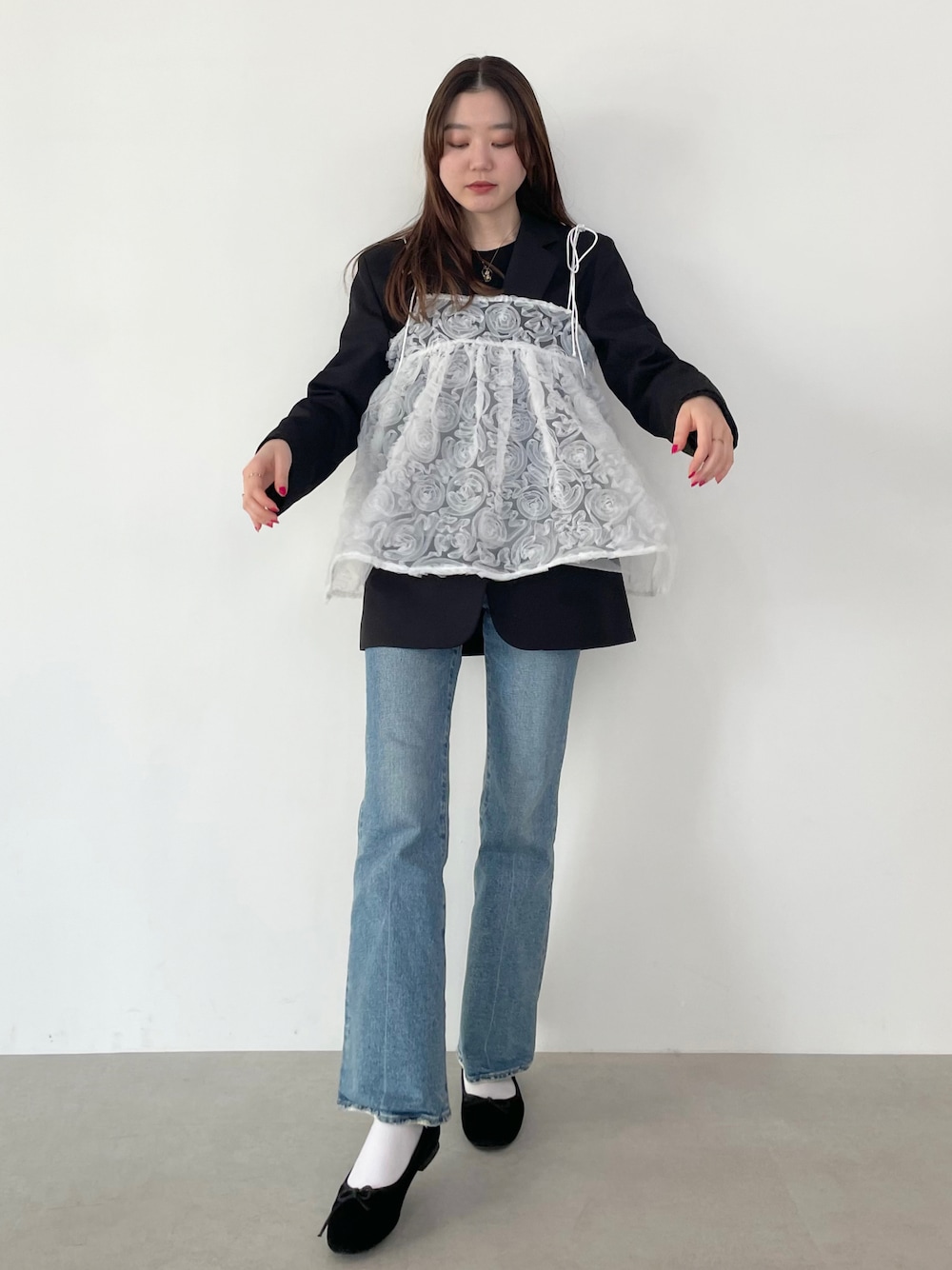 「ビスチェ、ビスチェ×デニム、ジャケット、ジャケットスタイル、デニム、こなれ感、春服、バレエシューズ、骨格ナチュラル、ootd、おしゃれさんと繋がりたい、今日のコーデ、春服デビュー宣言」｜「Bibiy.のアイテム（トップス、ホワイト系）」を使った、YUKAさん（レディース・160cm）の春コーディネートの1枚目の写真
