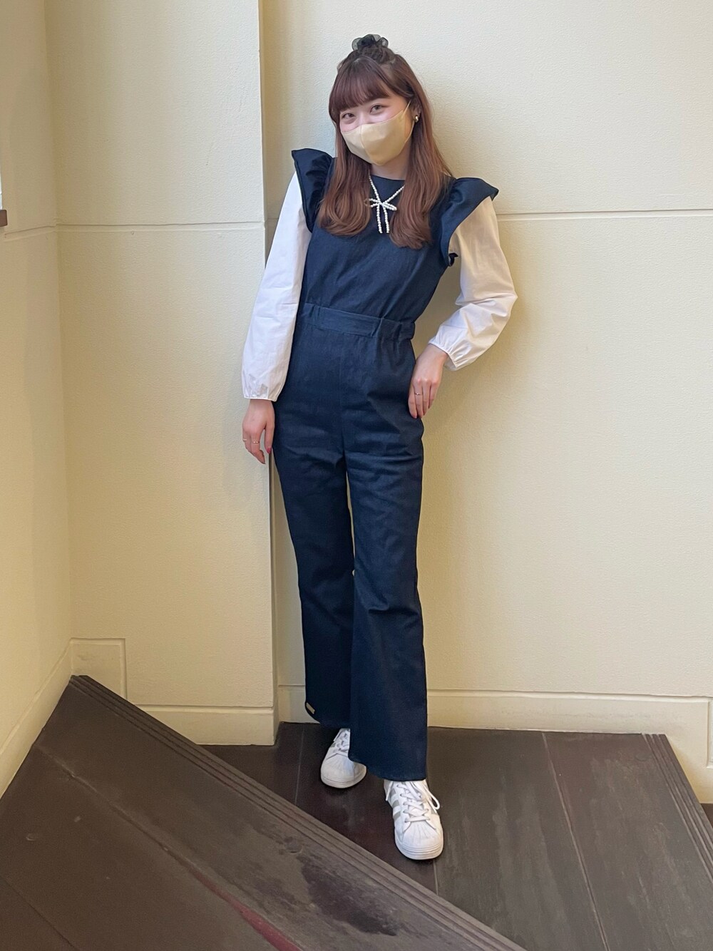 「160㎝、カジュアルコーデ、オールインワン、デニムコーデ、スニーカーコーデ、miroamurette、デニムっていいよね、お出かけコーデ、お洒落さんとつながりたい、春夏コーデ、casual、girly、ラクチンコーデ、パンツスタイル、スニーカー」｜「ZARAのアイテム（シャツ/ブラウス、ホワイト系）」を使った、YUKAさん（レディース・160cm）の夏コーディネートの1枚目の写真
