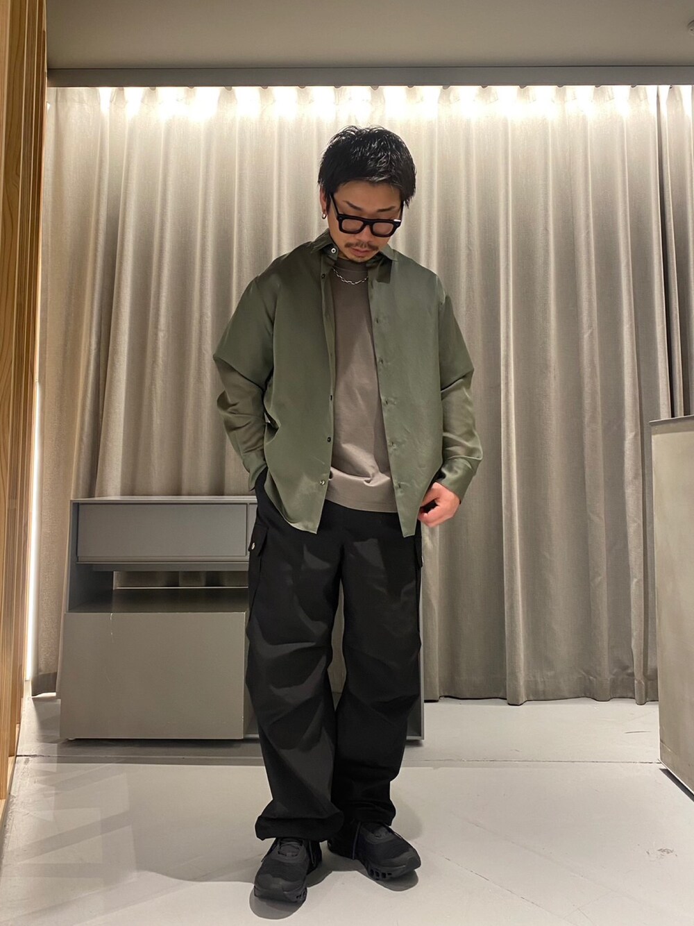 LOVELESS MENさんの「シアートリオサテンシャツ（LOVELESS）」を使ったコーディネートの1枚目の写真