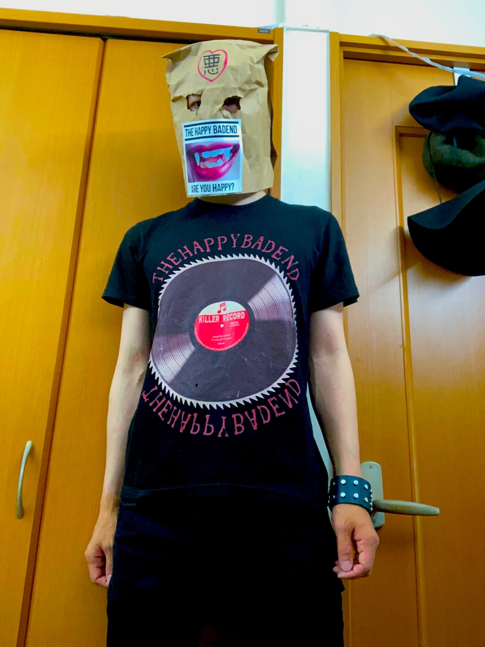 「THE HAPPY BADEND、ロックコーデ、サブカルファッション」｜「THE HAPPY BADENDのアイテム（Tシャツ/カットソー、ブラック系）」を使った、Mr.XXXさん（メンズ・173cm）の春コーディネートの1枚目の写真