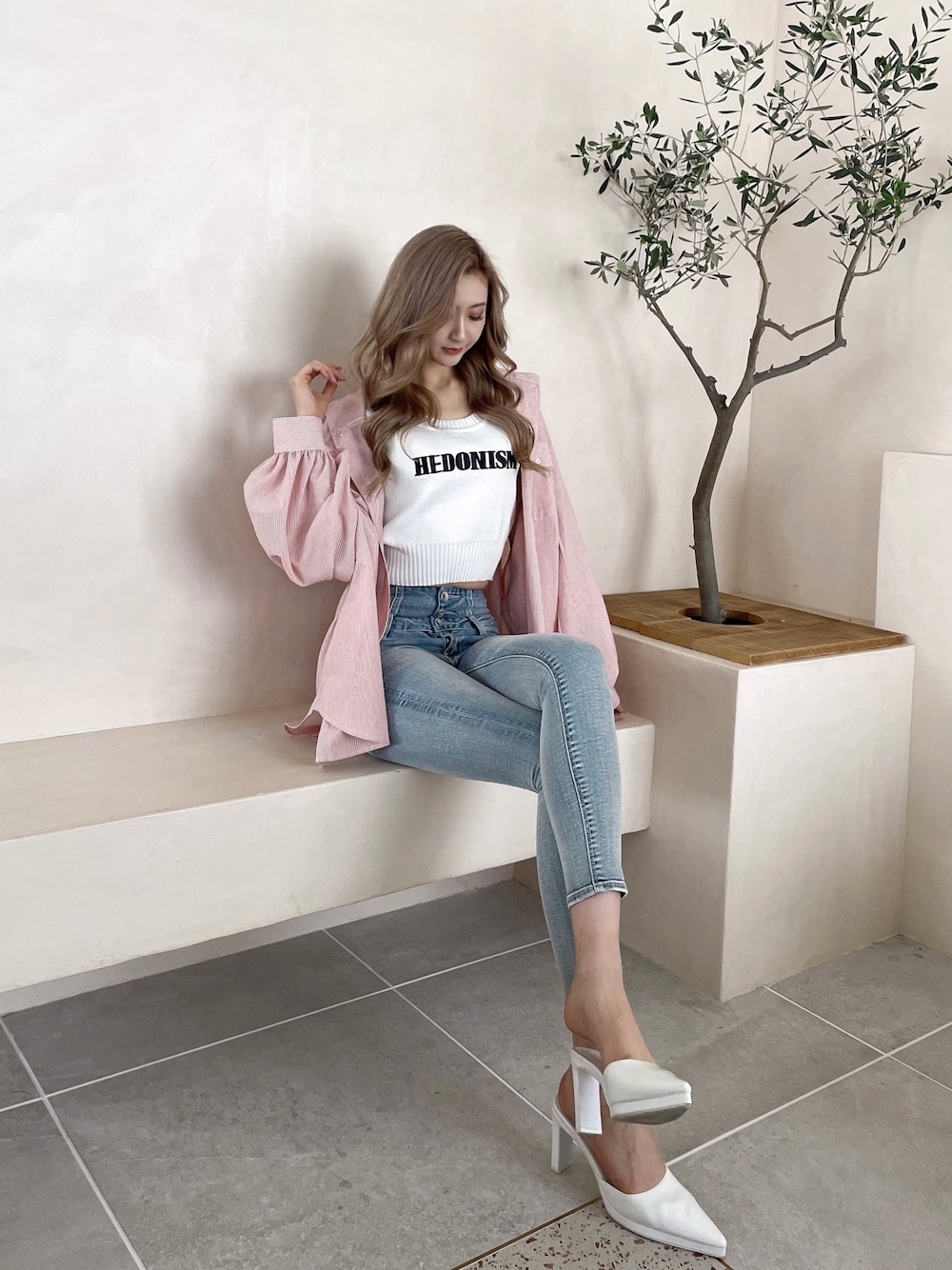 「GYDA、ジェイダ、デニムパンツ、デニムコーデ、スキニーデニム、スキニーパンツ、スキニージーンズ、シャツ、ストライプシャツ、高身長女子、高身長女子コーデ、高身長コーデ」｜「GYDAのハイウエストウエストクロススキニーデニムパンツ（デニムパンツ、ブルー系）」を使った、Juriaさん（レディース・174cm）の春コーディネートの1枚目の写真
