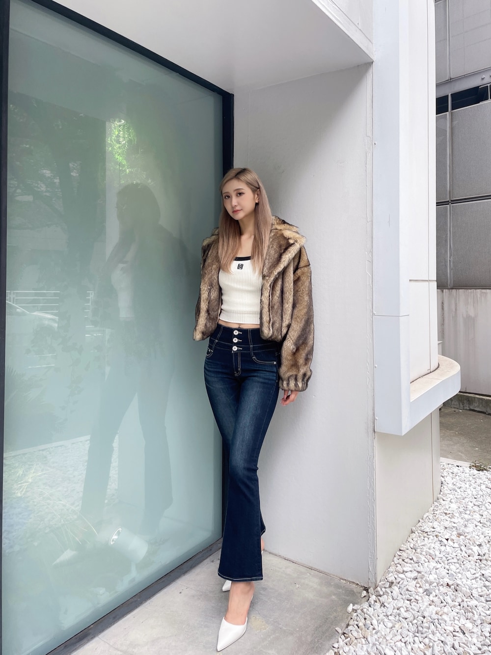 「GYDA、ジェイダ、デニムパンツ、デニムコーデ、ファーコート、高身長、高身長女子、高身長コーデ、高身長女子コーデ」｜「GYDAのGYGYバイカラーニットトップス（ニット/セーター、ホワイト系）」を使った、Juriaさん（レディース・174cm）の夏コーディネートの1枚目の写真