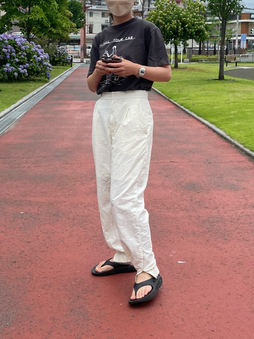 「OOFOSのアイテム（サンダル、ブラック系）」を使った、tonyunomiteeさん（レディース・156cm）の夏コーディネートの1枚目の写真