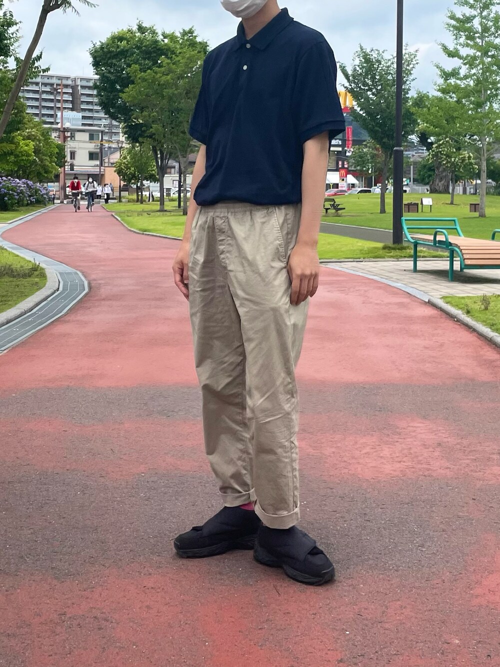「夏コーデ、カジュアル、メンズコーデ、ootd、UNIQLO、UNIQLOコーデ、ユニクロコーデ、ポロシャツ、大学生」｜「UNIQLOのEZYリラックスフィットアンクルパンツ（コットン・丈標準64～70cm）（その他パンツ、ベージュ系）」を使った、tonyunomiteeさん（メンズ・168cm）の夏コーディネートの1枚目の写真