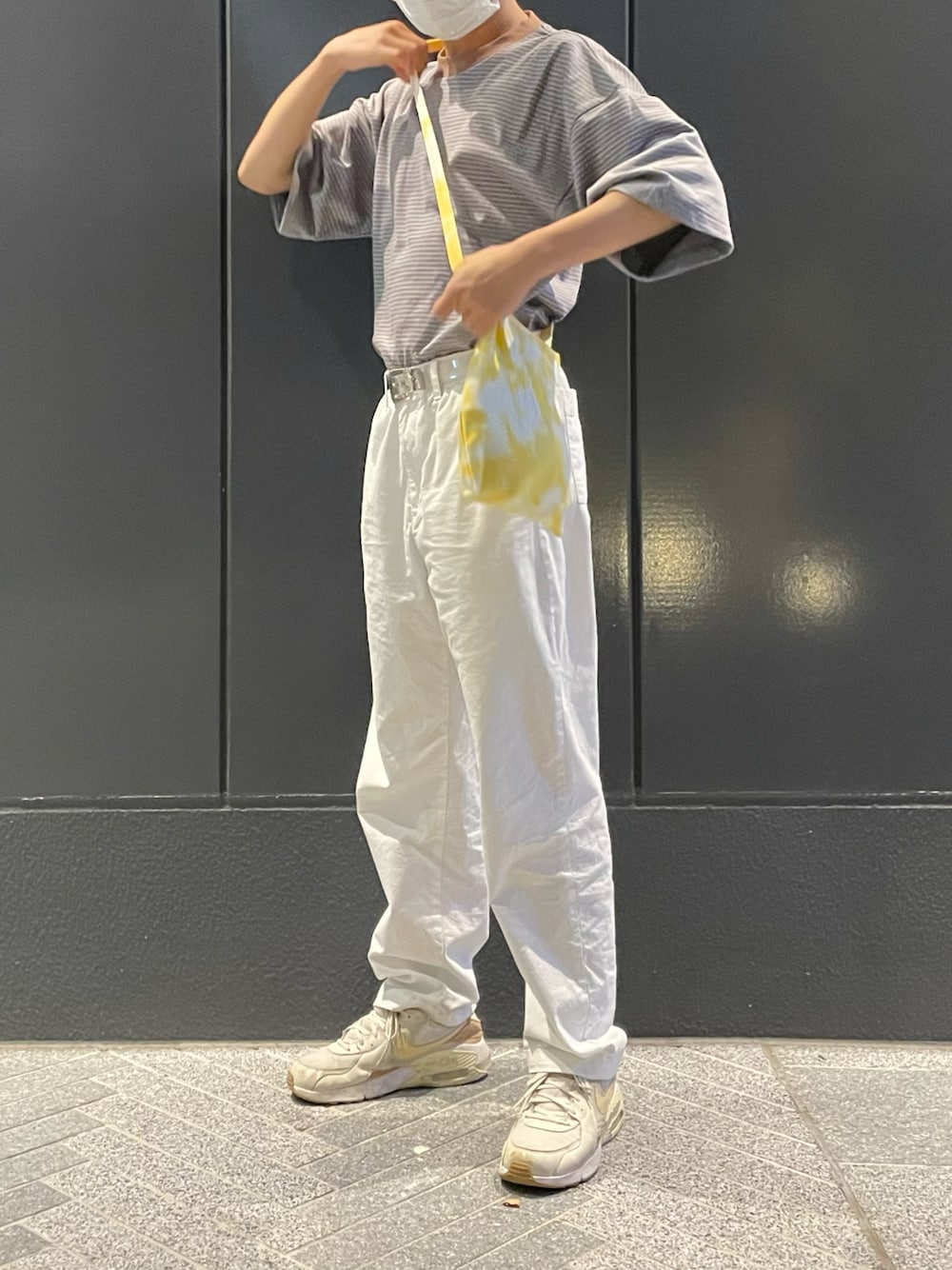 「夏コーデ、カジュアル、メンズコーデ、カジュアルコーデ、ootd、ショルダーバッグ、タックイン、ホワイトパンツ、お出かけコーデ、ボーダーTシャツ、NIKE AIR MAX、BEAMS」｜「GAPのアイテム（パンツ、ホワイト系）」を使った、tonyunomiteeさん（メンズ・168cm）の夏コーディネートの1枚目の写真