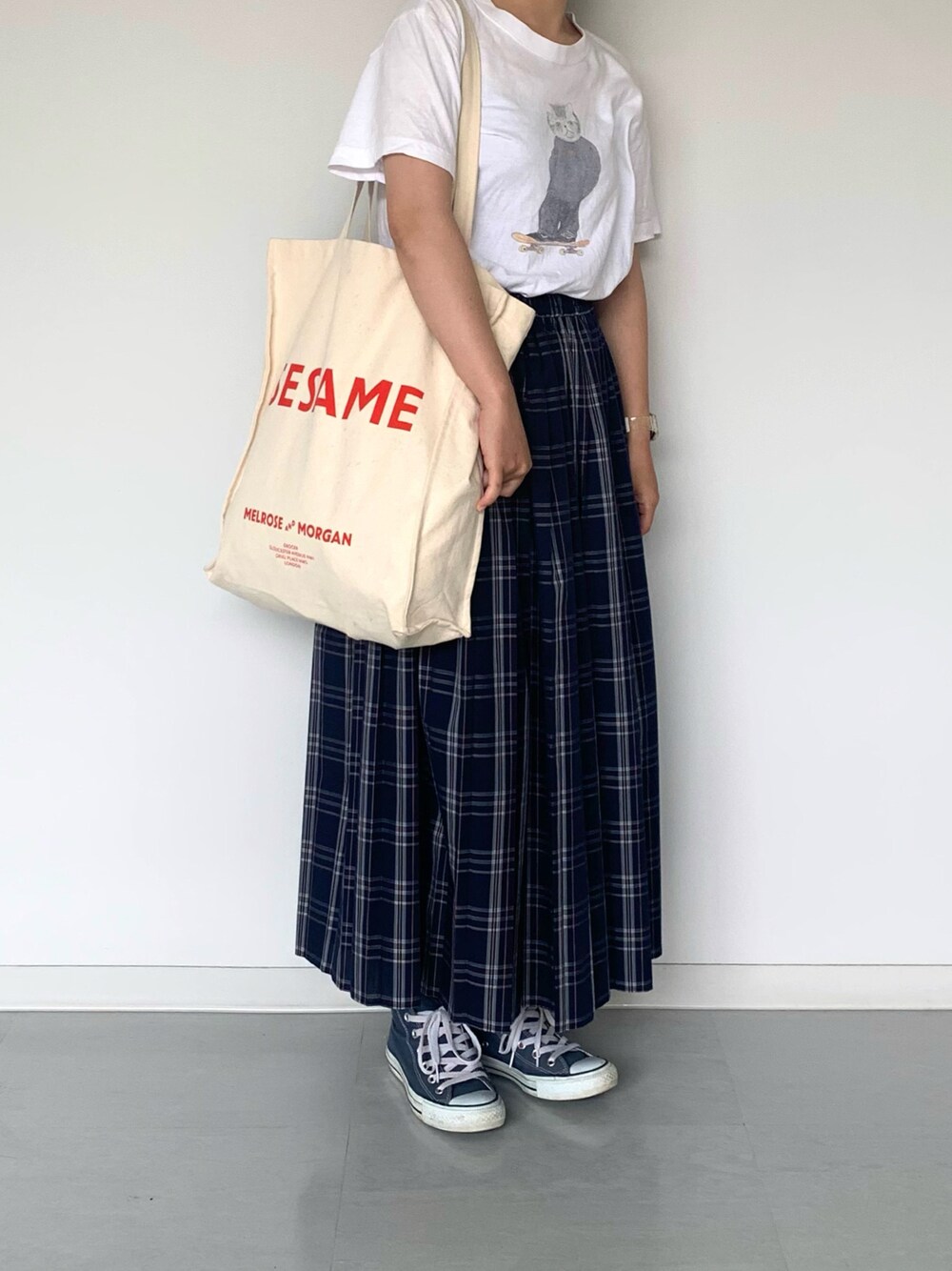 「大学生コーデ」｜「BEAMSのアイテム（Tシャツ/カットソー、ホワイト系）」を使った、tonyunomiteeさん（レディース・156cm）の夏コーディネートの1枚目の写真
