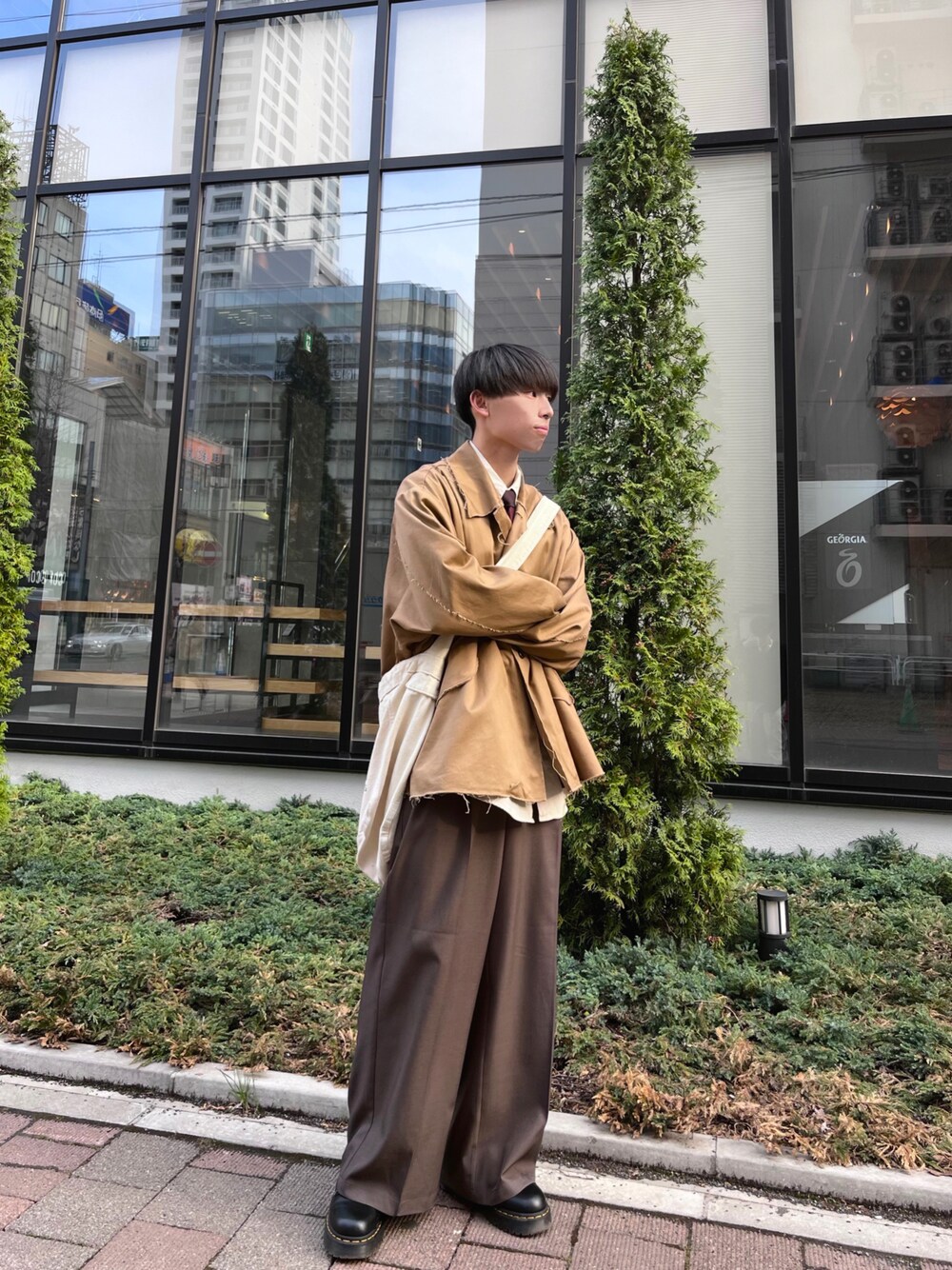 「ビッグシルエット、春服みてみて、春夏コーデ、大人カジュアル、きれいめカジュアル、春服、ブラウン、COLIN、シャツスタイル、ジャケット、スラックス、レイヤードスタイル、厚底シューズ、ローファー」｜「ONCILYの【NEW COLOR】TUCK WIDE STRAIGHT SLACKS / タックワイドストレートスラックス（スラックス、ブラウン系）」を使った、ゆうさん（メンズ・172cm）の春コーディネートの1枚目の写真