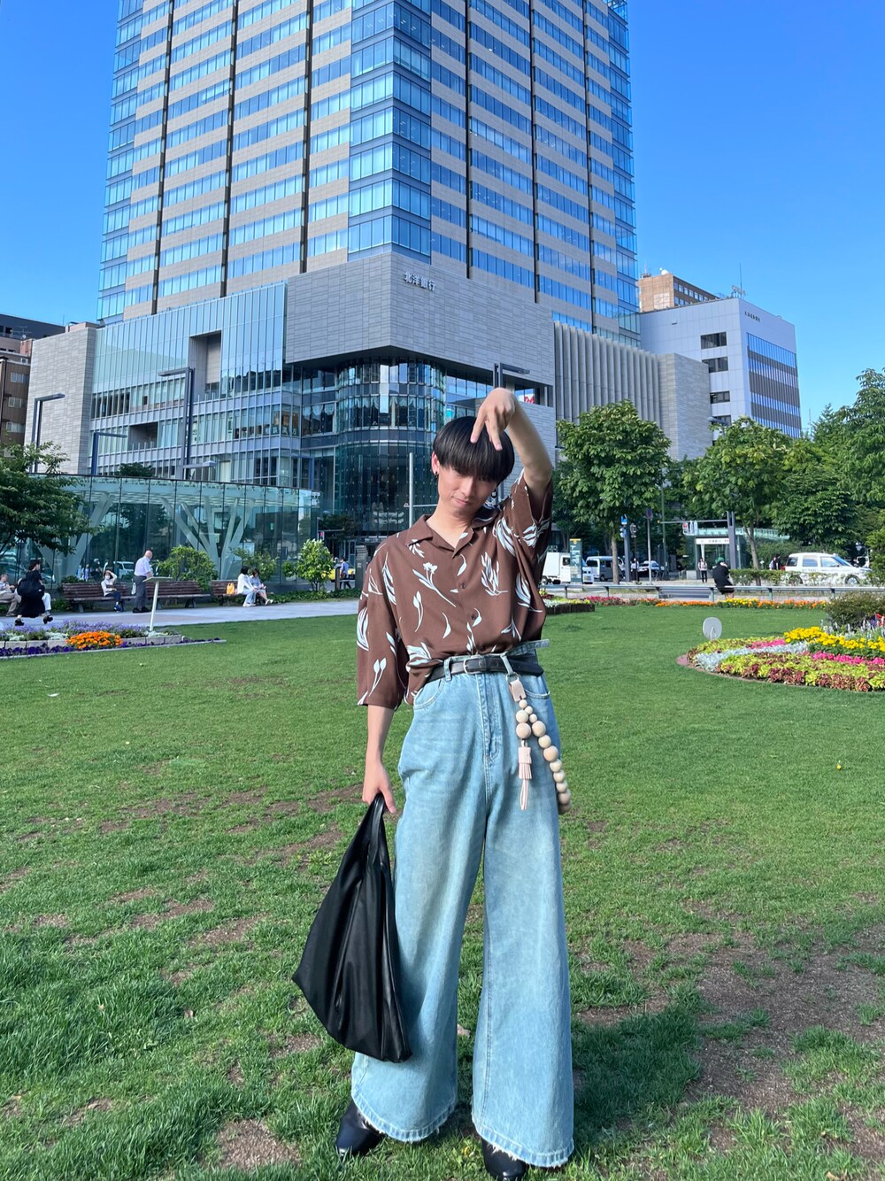 「シャツスタイル、メンズコーデ、ootd、お洒落さんとつながりたい、ワイドデニム、大人カジュアル、柄シャツ、WEARyouthコーデ、夏、トートバッグ、古着コーデ」｜「ZARAのアイテム（バッグ、ブラック系）」を使った、ゆうさん（メンズ・172cm）の夏コーディネートの1枚目の写真
