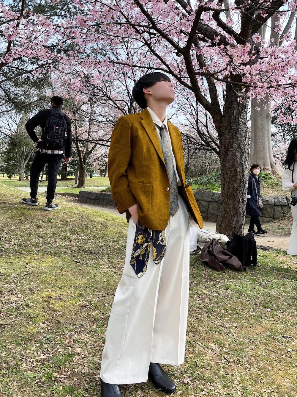 「春夏コーデ、きれいめカジュアル、春服みてみて、ジャケット、ネクタイ、スカーフ、古着MIX、休日コーデ、おしゃれさんと繋がりたい」｜「CASPER JOHNのImitation wool buggy slacks/イミテーションウールバギースラックス（スラックス、ベージュ系）」を使った、ゆうさん（メンズ・172cm）の春コーディネートの1枚目の写真