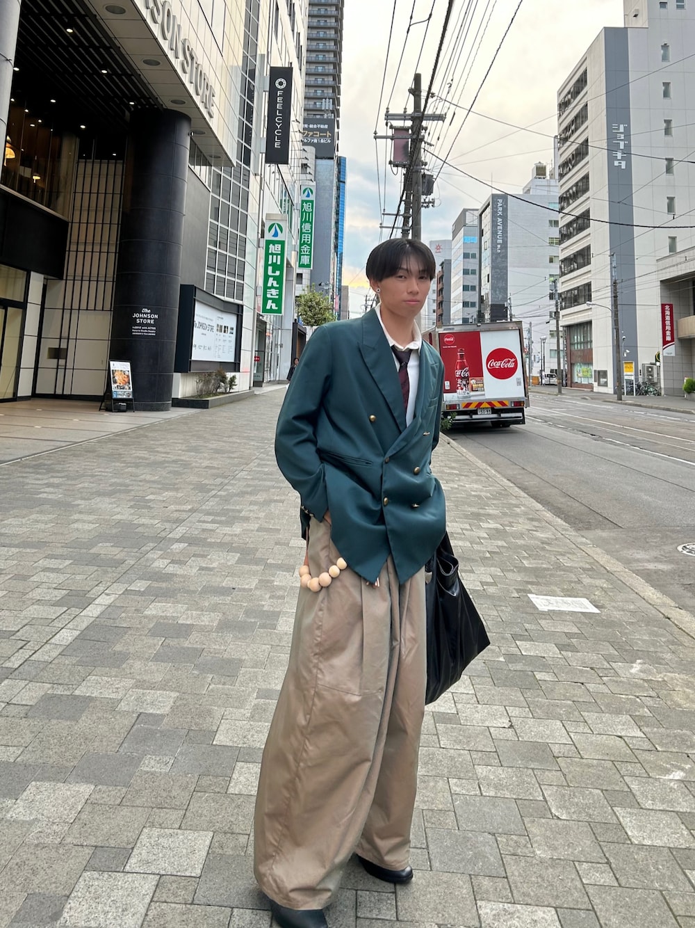 「秋服まるっと大公開、秋のコーデ、低身長コーデ、休日スタイル、ベージュ、グリーン、テーラードジャケット、ウォレットチェーン、革靴」｜「HAREのTRダブルブレザージャケット(HARE)（テーラードジャケット、グリーン系）」を使った、ゆうさん（メンズ・172cm）の秋コーディネートの1枚目の写真