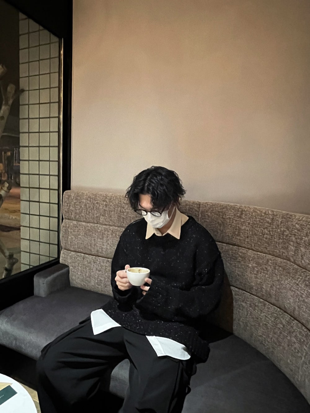 「冬コーデ、休日スタイル、低身長コーデ、ロングコート、ブラック、スニーカーコーデ、おしゃれさんと繋がりたい、モノトーンコーデ、ニット」｜「shiki tokyoのOversized Nep Sttich Knit / オーバーサイズネップステッチニット（ニット/セーター、ブラック系）」を使った、ゆうさん（メンズ・172cm）の冬コーディネートの1枚目の写真