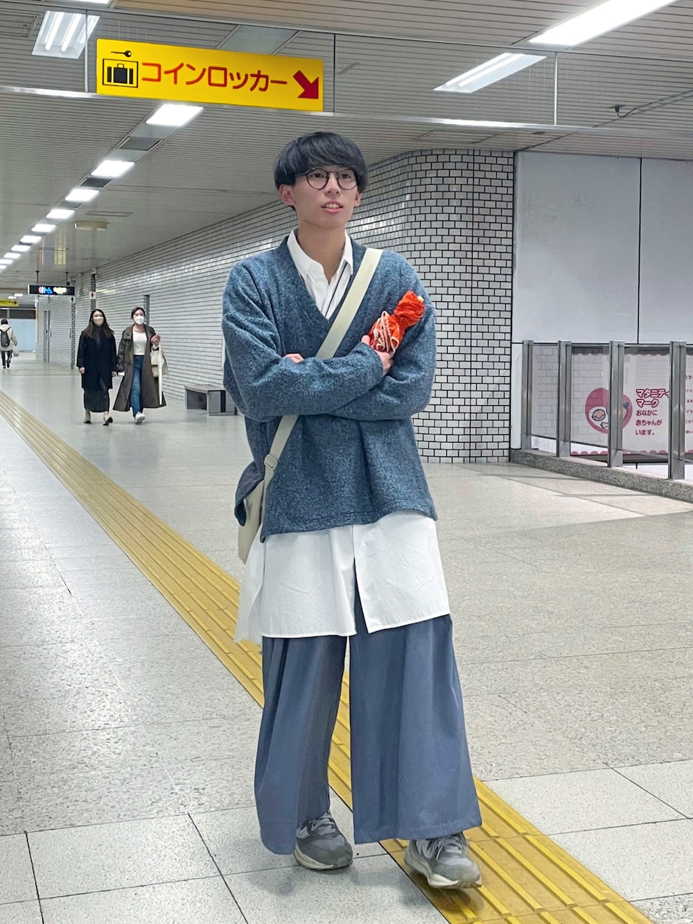 「春服コーデ、休日スタイル、きれいめカジュアル、ニット、ロングシャツ、袴、ブルー、ショルダーバッグ、傘、メンズコーデ」｜「CASPER JOHNのBoucle V-neck sweat/ブークレVネックスウェット（スウェット、ブルー系）」を使った、ゆうさん（メンズ・172cm）の春コーディネートの1枚目の写真
