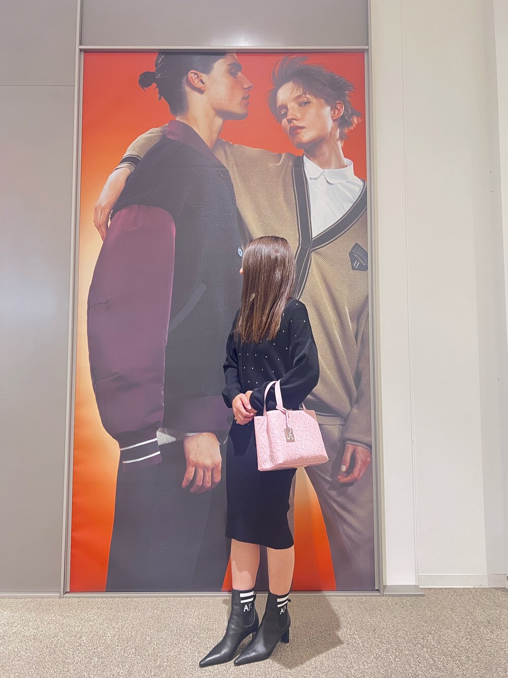 「AXchange、AXchanger、armaniexchange、アルマーニエクスチェンジ、冬コーデ、ブーツコーデ、ワンピース、ワンピーススタイル、きれいめカジュアル、キレイめコーデ、キレイめ、オトナカワイイ、低身長、いいね、save、フォローお願いします🤑、おしゃれさんと繋がりたい」｜「ARMANI EXCHANGEの【A|X アルマーニ エクスチェンジ】A|Xロゴ　ソックスブーツ（ブーツ、ブラック系）」を使った、mikaさん（レディース・151cm）の冬コーディネートの1枚目の写真