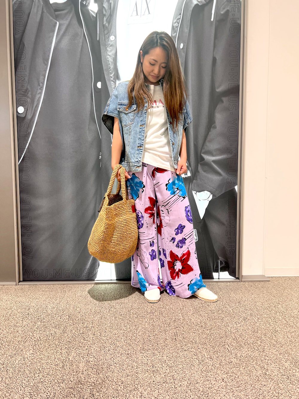「ARMANIEXCHANGE、AXchanger、アルマーニエクスチェンジ、AXchange、春夏コーデ、パンツスタイル、カラー×コーデ、パープル、カジュアル、低身長コーデ、きれいめカジュアル、オトナカジュアル、リゾートスタイル」｜「ARMANI EXCHANGEの【A|X アルマーニ エクスチェンジ】フローラルプリントストローバッグ（トートバッグ、ベージュ系）」を使った、mikaさん（レディース・151cm）の春コーディネートの1枚目の写真
