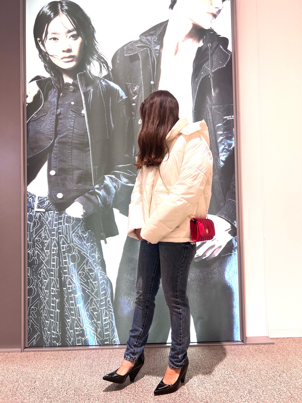 「カジュアル、ジーンズ、大人コーデ、きれいめカジュアル、armaniexchange、オトナカジュアル、冬のコーデ、アルマーニエクスチェンジ、axchange、AXchanger」｜「ARMANI EXCHANGEの【A|X アルマーニ エクスチェンジ】チェーンアンクル　トライアングルヒール　パンプス（パンプス、ブラック系）」を使った、mikaさん（レディース・151cm）の冬コーディネートの1枚目の写真