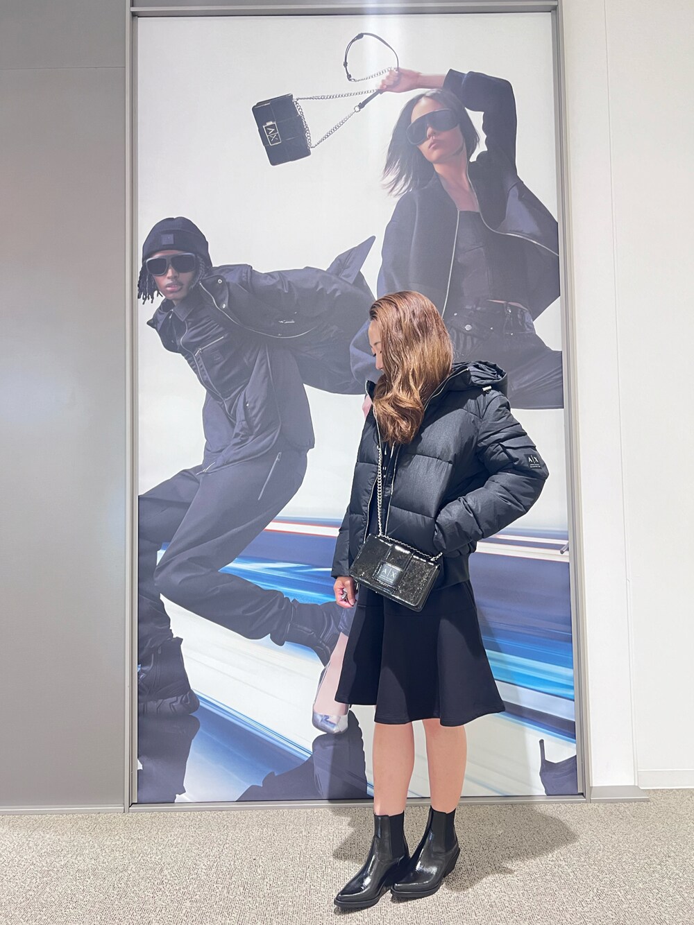 「AXchange、AXchanger、armaniexchange、ARMANIEXCHANGE、アルマーニエクスチェンジ、秋コーデ、秋服コーデ、秋冬コーデ、ワンピース、ワントーンコーデ、オトナカジュアル、カジュアルコーデ、ブーツ、おしゃれさんと繋がりたい、いいね、save、フォローお願いします🤑」｜「ARMANI EXCHANGEの【A|X アルマーニ エクスチェンジ】ADE フーデッドショートパファージャケット（ダウンジャケット/コート、ブラック系）」を使った、mikaさん（レディース・150cm）の秋コーディネートの1枚目の写真