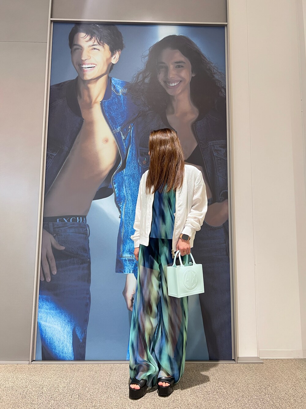 「AXchanger、AXchange、armaniexchange、アルマーニエクスチェンジ、春、春ファッション、春コーデ、カジュアル、キレイめ、オトナガーリー、きれいめカジュアル、オトナカジュアル、低身長コーデ、いいね、save、フォローお願いします🤑、おしゃれさんと繋がりたい」｜「ARMANI EXCHANGEの【A|X アルマーニ エクスチェンジ】AXロゴ　ミニハンドバッグ（ハンドバッグ、ブルー系）」を使った、mikaさん（レディース・151cm）の春コーディネートの1枚目の写真