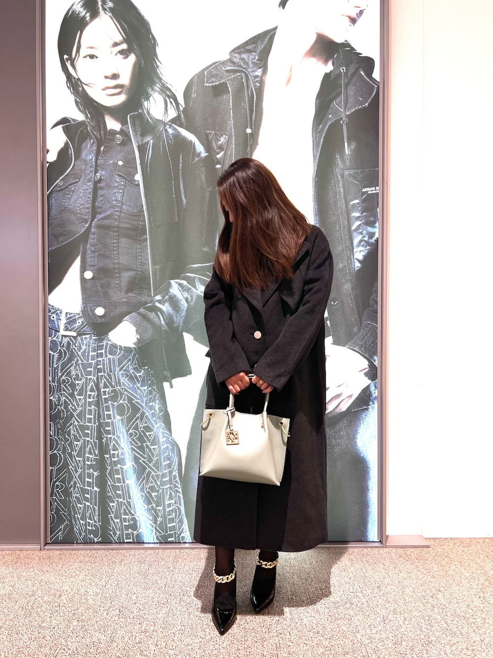 「コート、アウター、きれいめコーディネート、ロングコート、キレイめ、きれいめカジュアル、大人女子、低身長、大人かわいい、秋冬コーデ」｜「ARMANI EXCHANGEの【A|X アルマーニ エクスチェンジ】チェーンアンクル　トライアングルヒール　パンプス（パンプス、ブラック系）」を使った、mikaさん（レディース・151cm）の秋コーディネートの1枚目の写真