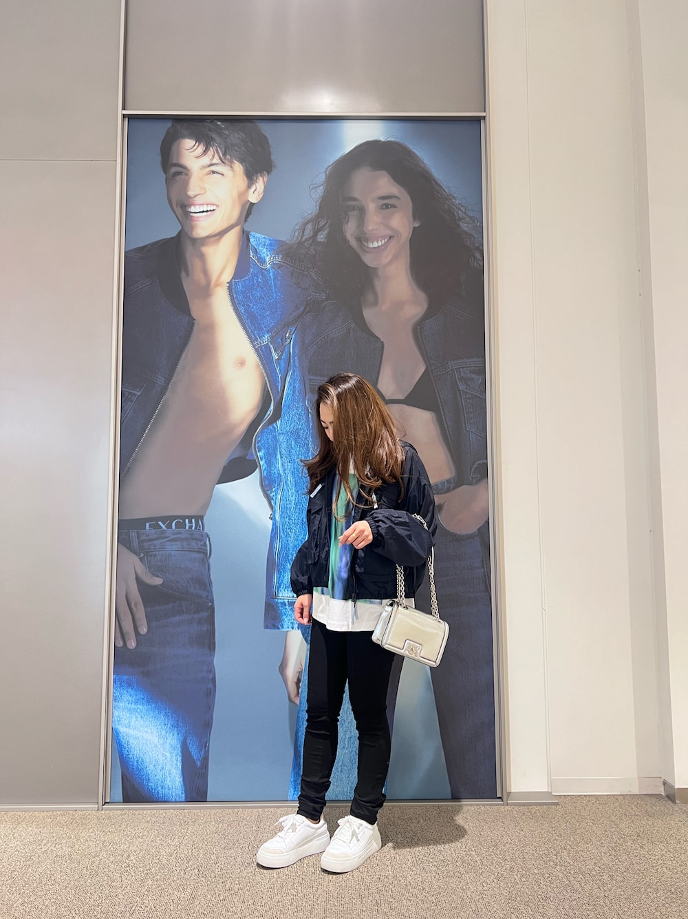 「AXchanger、AXchange、armaniexchange、ARMANIEXCHANGE、アルマーニエクスチェンジ、春、春コーデ、カジュアル、カジュアルコーデ、オトナカジュアル、スニーカー、スニーカーコーデ、ミニバッグ、いいね、save、フォローお願いします🤑、おしゃれさんと繋がりたい」｜「ARMANI EXCHANGEの【A|X アルマーニ エクスチェンジ】レースアップスニーカー（スニーカー、ホワイト系）」を使った、mikaさん（レディース・151cm）の春コーディネートの1枚目の写真
