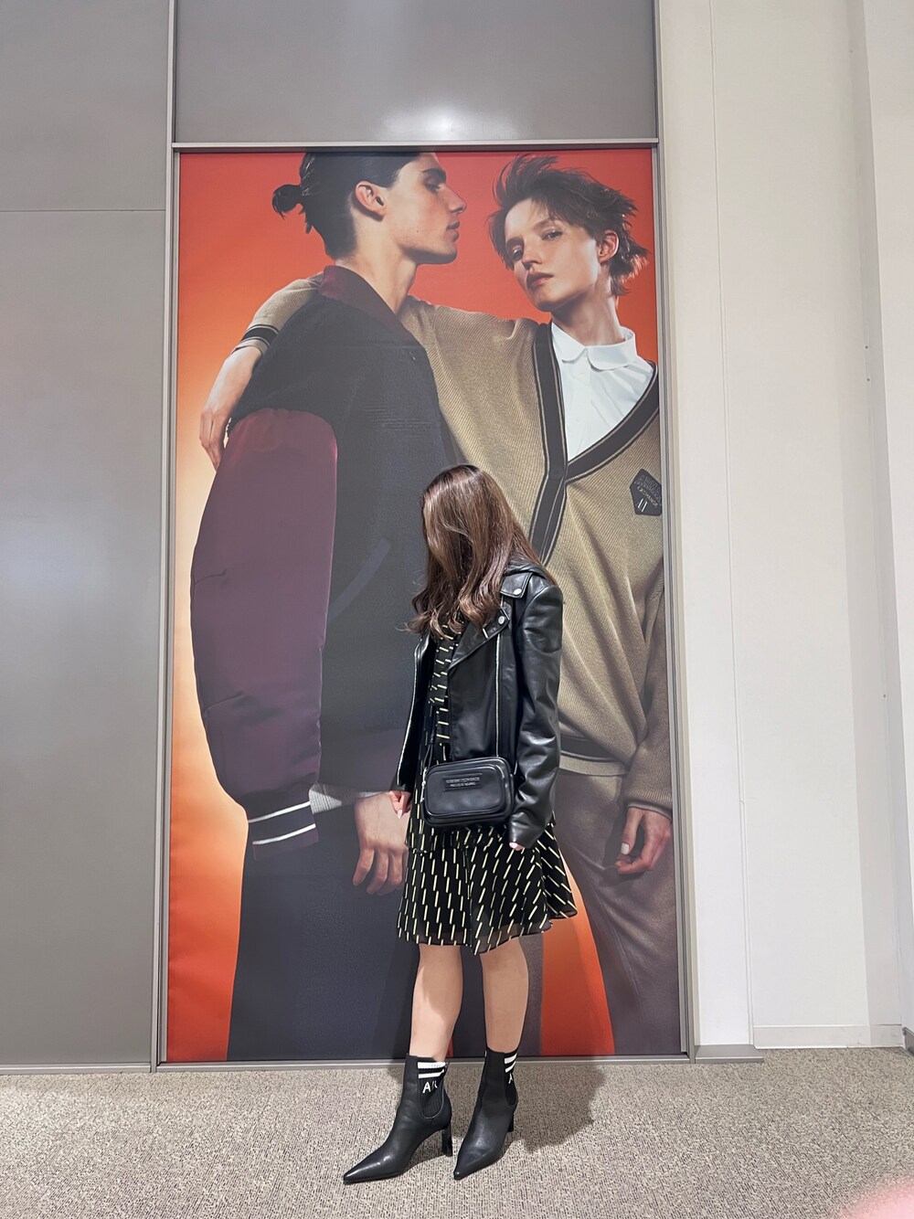 「AXchanger、AXchange、armaniexchange、アルマーニエクスチェンジ、冬コーデ、冬のコーデ、オトナカワイイ、キレイめ、ワンピース、ワンピースコーデ、ブーツ、レザージャケット、ジャケット、おしゃれさんと繋がりたい、いいね、save、フォローお願いします🤑」｜「ARMANI EXCHANGEの【A|X アルマーニ エクスチェンジ】A|Xロゴ　ソックスブーツ（ブーツ、ブラック系）」を使った、mikaさん（レディース・151cm）の冬コーディネートの1枚目の写真