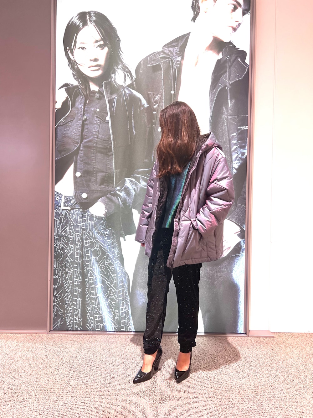 「グラデーション、大人カジュアル、カジュアルコーデ、armaniexchange、オトナカジュアル、グラデーションカラー、アルマーニエクスチェンジ、軽量アウター、axchange、AXchanger」｜「ARMANI EXCHANGEの【A|X アルマーニ エクスチェンジ】チェーンアンクル　トライアングルヒール　パンプス（パンプス、ブラック系）」を使った、mikaさん（レディース・151cm）の冬コーディネートの1枚目の写真