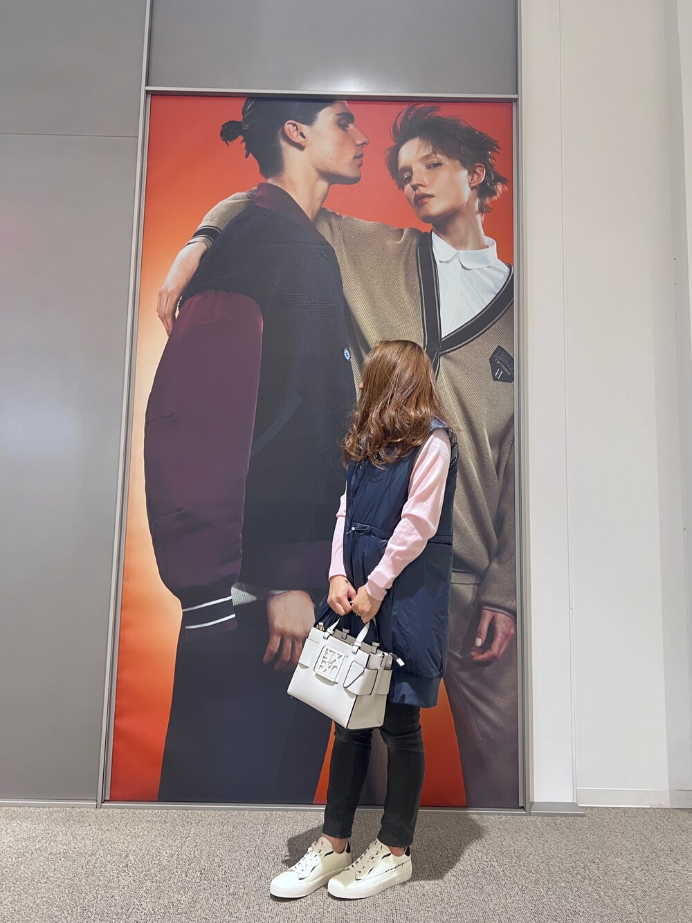 「AXchanger、AXchange、armaniexchange、アルマーニエクスチェンジ、冬コーデ、冬のコーデ、カジュアル、大人カジュアル、カジュアルコーデ、スニーカー、スニーカーコーデ、リバーシブル、低身長、いいね、save、フォローお願いします🤑、おしゃれさんと繋がりたい」｜「ARMANI EXCHANGEの【A|X アルマーニ エクスチェンジ】ラインロゴ　ローカットスニーカー（スニーカー、ホワイト系）」を使った、mikaさん（レディース・151cm）の冬コーディネートの1枚目の写真