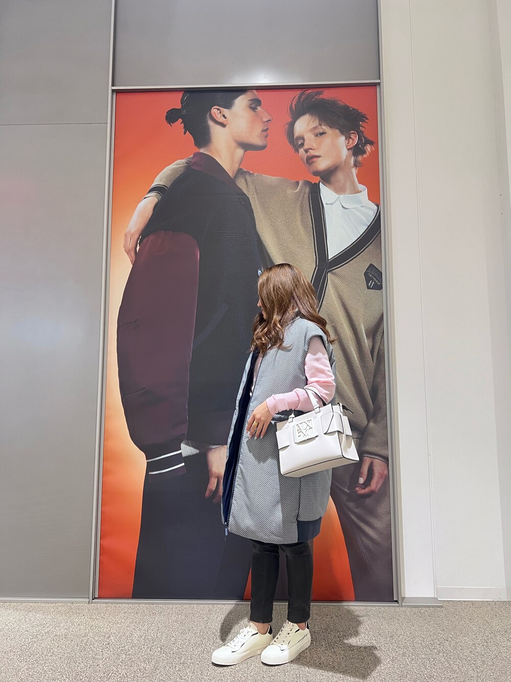 「AXchanger、AXchange、armaniexchange、アルマーニエクスチェンジ、冬コーデ、冬のコーデ、カジュアル、大人カジュアル、カジュアルコーデ、スニーカー、スニーカーコーデ、低身長、リバーシブル、いいね、save、フォローお願いします🤑、おしゃれさんと繋がりたい」｜「ARMANI EXCHANGEの【A|X アルマーニ エクスチェンジ】ラインロゴ　ローカットスニーカー（スニーカー、ホワイト系）」を使った、mikaさん（レディース・151cm）の冬コーディネートの1枚目の写真