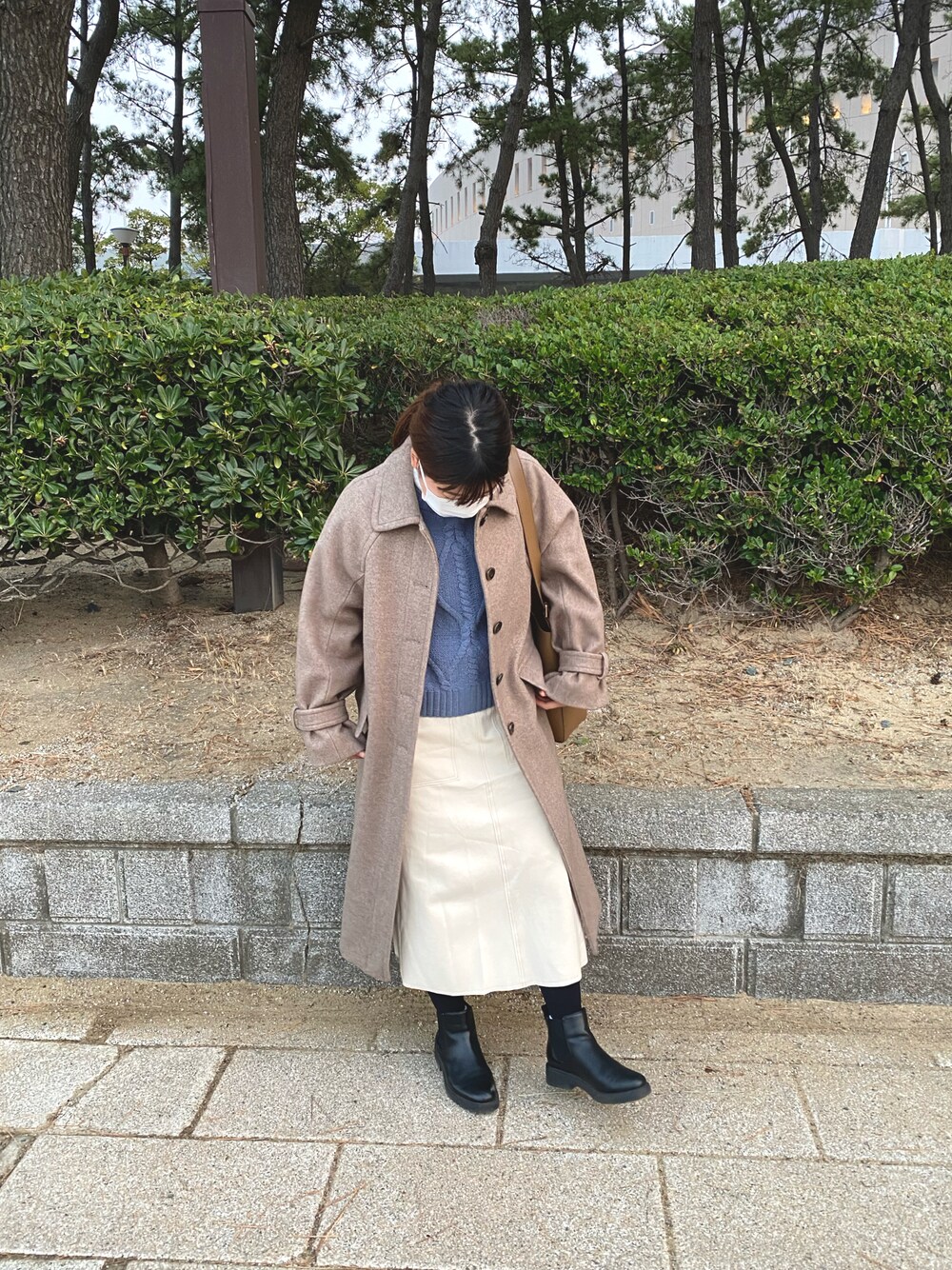 「今日のコーデ、おしゃれさんと繋がりたい、大人コーデ、きれいめカジュアル、低身長女子、タートルネック、ショートパンツ、ブルーニット、ホワイトスカート、ロングコート、冬コーデ、カジュアルコーデ、カラーコーデ、黒ブーツ、ユニクロ」｜「UNIQLOのアイテム（ブーツ、ブラック系）」を使った、＊TAN＊さん（骨格ウェーブ・レディース・154cm）の冬コーディネートの1枚目の写真