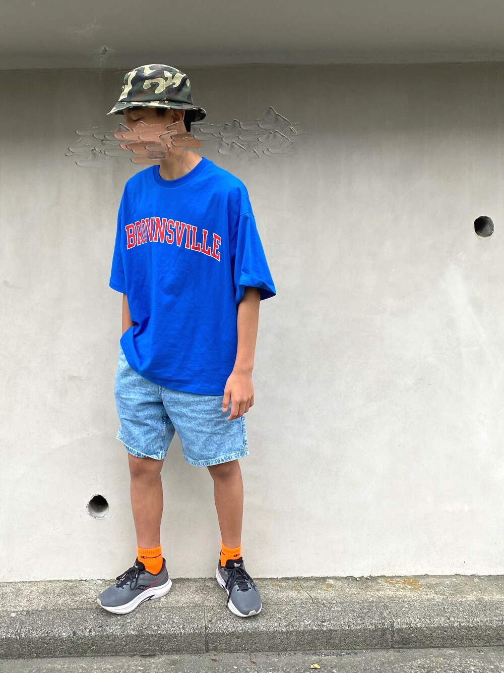 「FUDGEBOYのトラッドスタイル、カジュアル、ゆるコーデ、シンプル、オーバーサイズ、おしゃれさんと繋がりたい、今日のコーデ、プチプラ、Tシャツ、stussy、休日コーデ、ハーフパンツ、ビックシルエット、デニムパンツ、デニム」｜「WEGOのWEGO/ヘビーウエイト カレッジロゴBIGT（Tシャツ/カットソー、ブルー系）」を使った、Rさん（メンズ・172cm）の春コーディネートの1枚目の写真