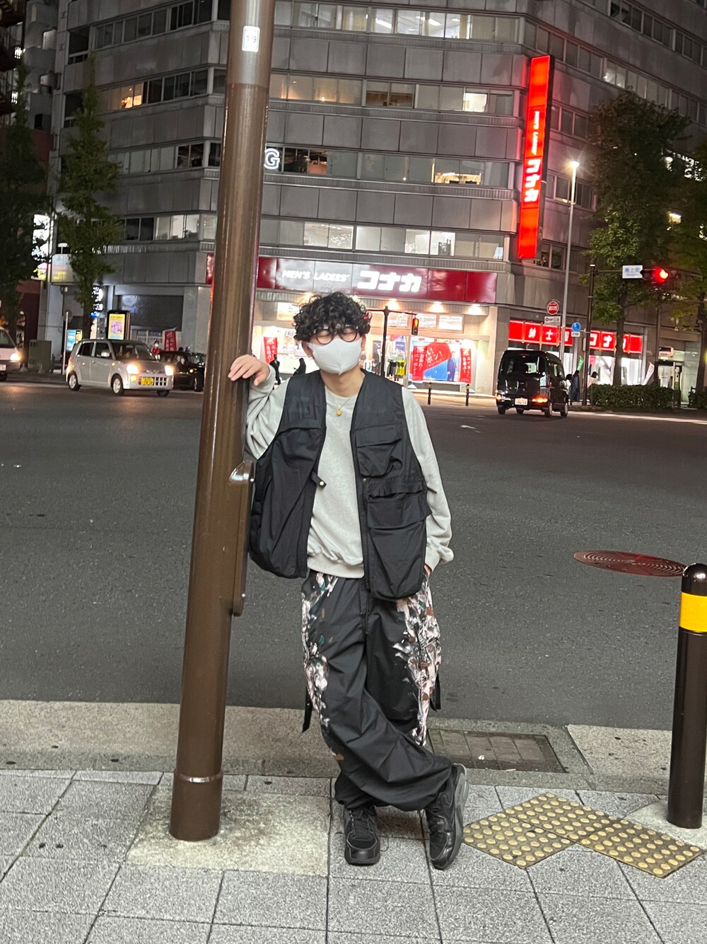 カーゴパンツを使った「ペイント加工」の人気ファッション