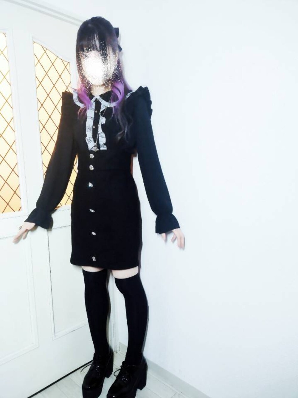 ブラック系のドレスシューズ、ブラック系のスカート、ブラック系のシャツ/ブラウスを着用したレディースの冬コーディネートの1枚目の写真