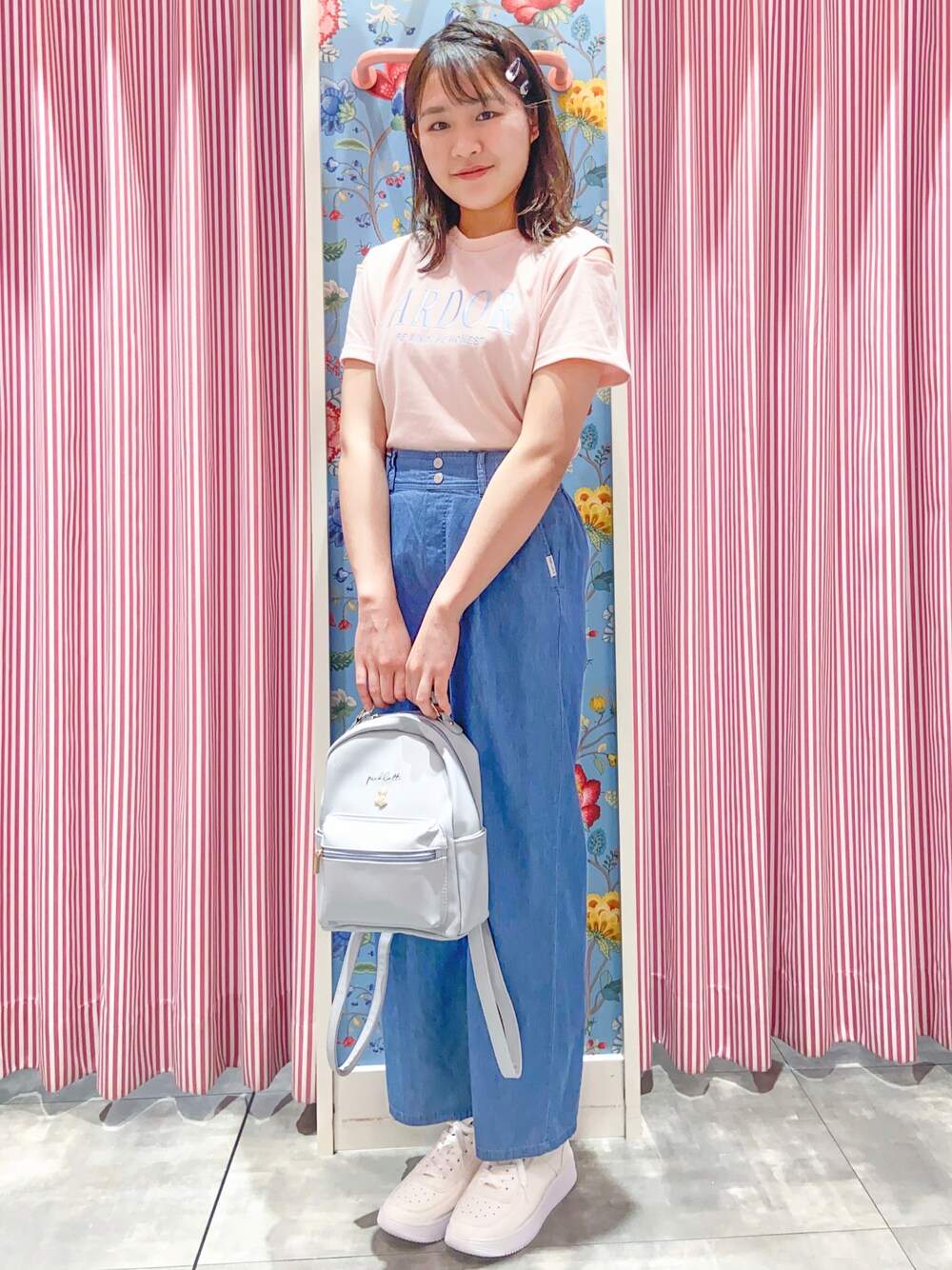 「カジュアルコーデ、カジュアルガーリー、学校、休日コーデ、スニーカーコーデ、ピンクラテ、今日のコーデ」｜「PINK-latteのショルダーカットガーリー刺繍Tシャツ（Tシャツ/カットソー、ピンク系）」を使った、えみりんさん（レディース・162cm）の夏コーディネートの1枚目の写真