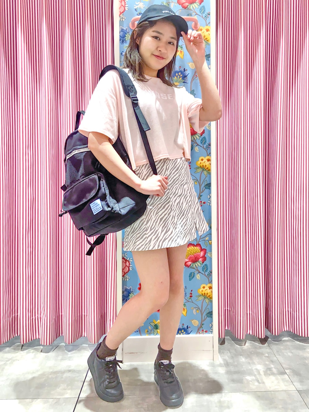 「吸水速乾、カジュアルコーデ、今日のコーデ、スニーカー、スニーカーコーデ、リュック、Tシャツ」｜「PINK-latteの【吸水速乾/抗菌防臭/洗濯物が乾きやすい】CHASEロゴ短丈Tシャツ（Tシャツ/カットソー、ピンク系）」を使った、えみりんさん（レディース・162cm）の夏コーディネートの1枚目の写真