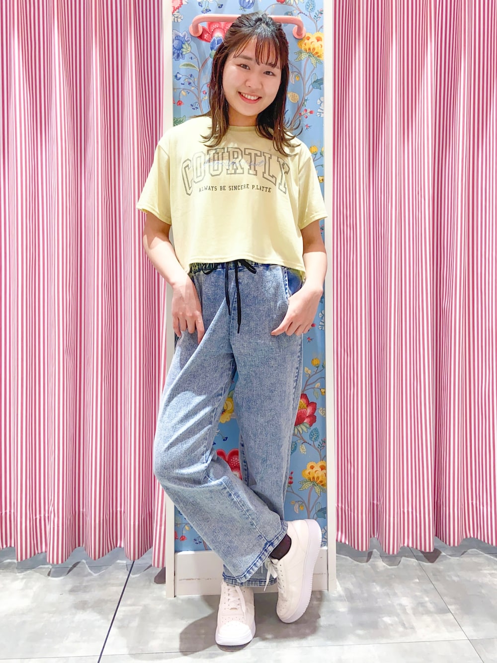 「y2k、デニムコーデ、ストレッチパンツ、接触冷感、スニーカー、スニーカーコーデ、スニーカー女子、こどもコーデ、カジュアルコーデ、ショート丈トップス、ショート丈」｜「PINK-latteの【セットアイテム】ショートロゴTシャツ+リブタンクトップセット（その他トップス、グリーン系）」を使った、えみりんさん（レディース・162cm）の夏コーディネートの1枚目の写真