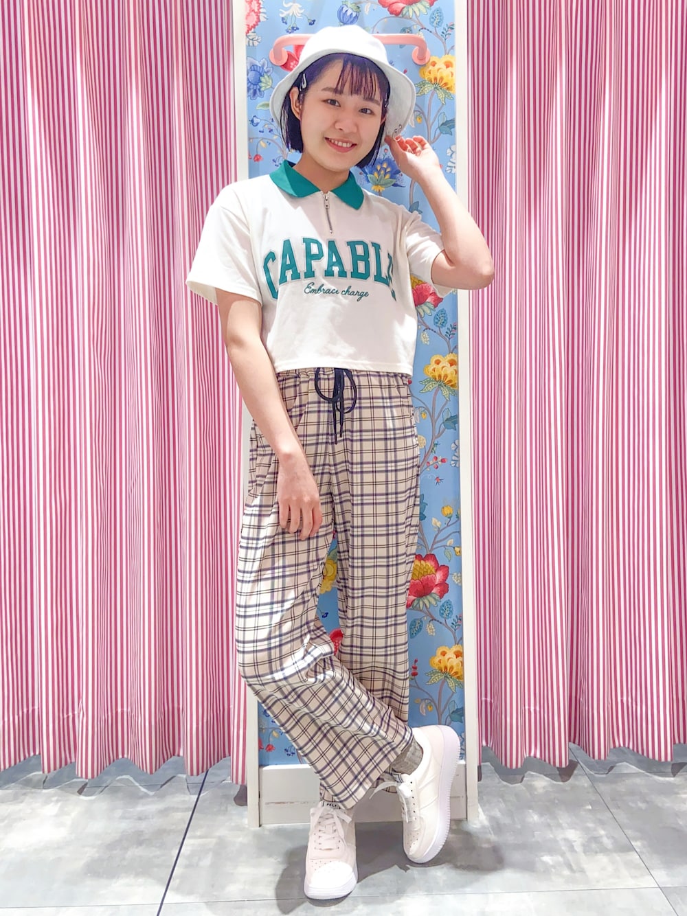 「カジュアル、カジュアルコーデ、接触冷感、スニーカー、y2k、ショート丈トップス、ストレッチパンツ、中学生、ワイドパンツ」｜「PINK-latteのリング付きバケハ（ハット、ホワイト系）」を使った、えみりんさん（レディース・162cm）の夏コーディネートの1枚目の写真